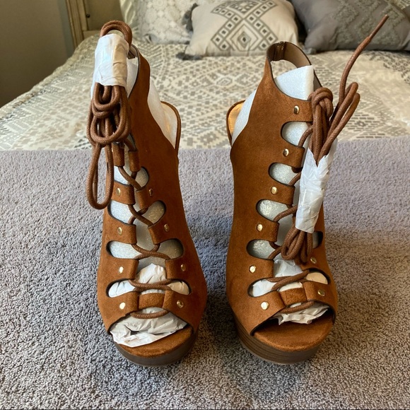 Breckelle’s Betsey-45W Tan Peep Toe Chunky Platform Heels size 8.5 - Picture 4 of 7